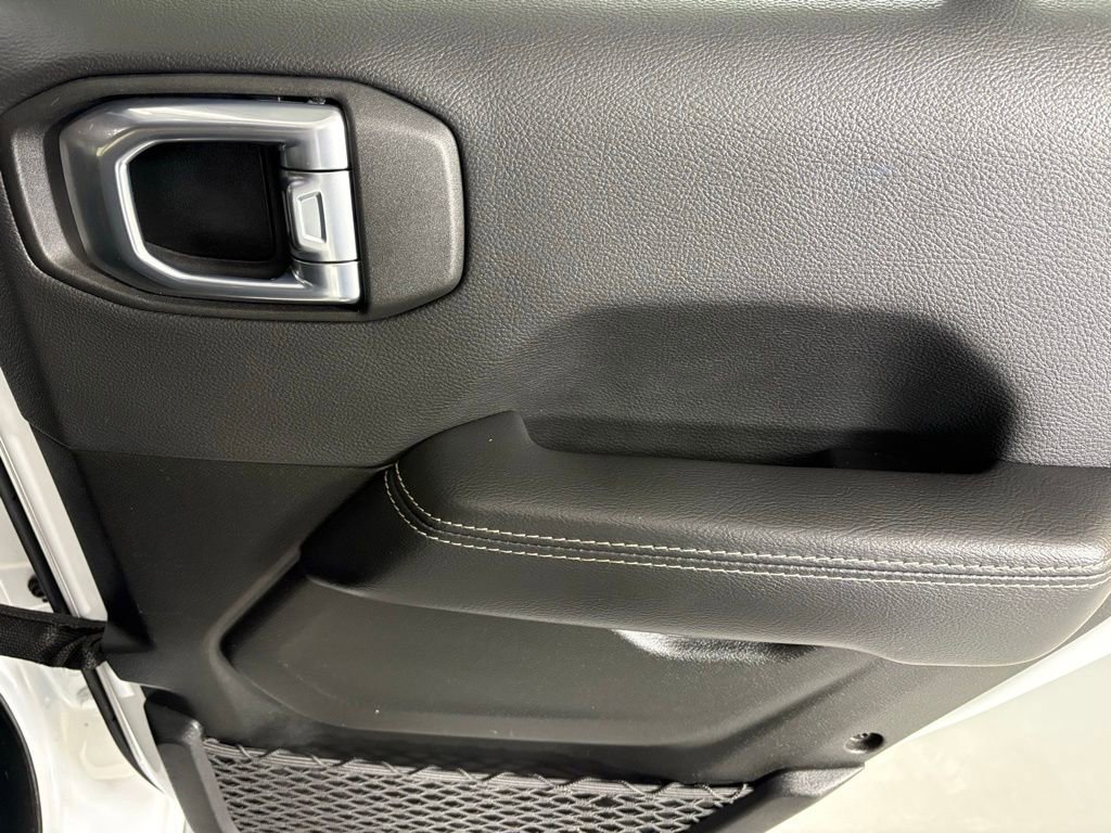 Used 2022 Jeep Wrangler Unlimited Sahara AWD/4WD image 15