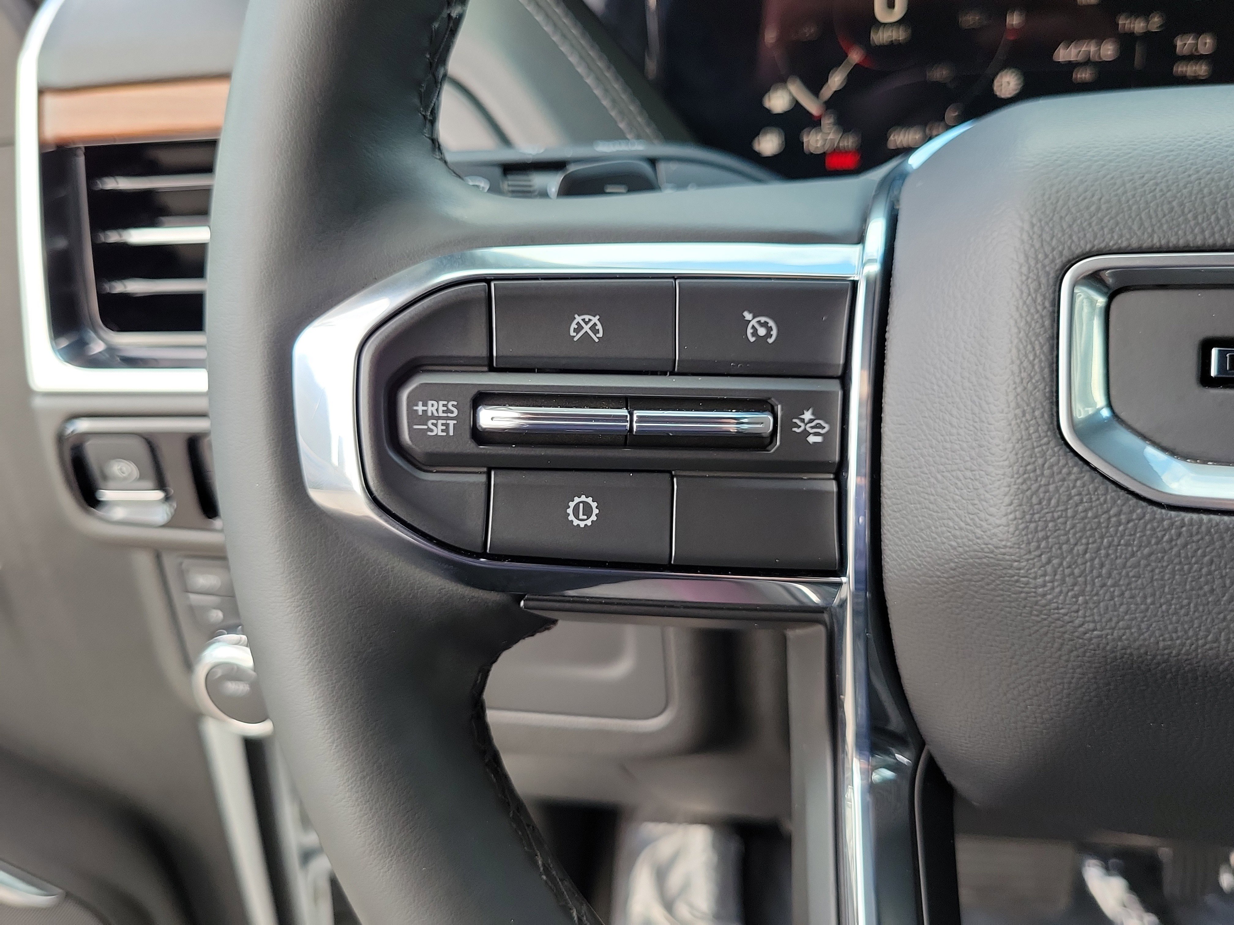 Used 2025 GMC Yukon XL Denali AWD/4WD image 21