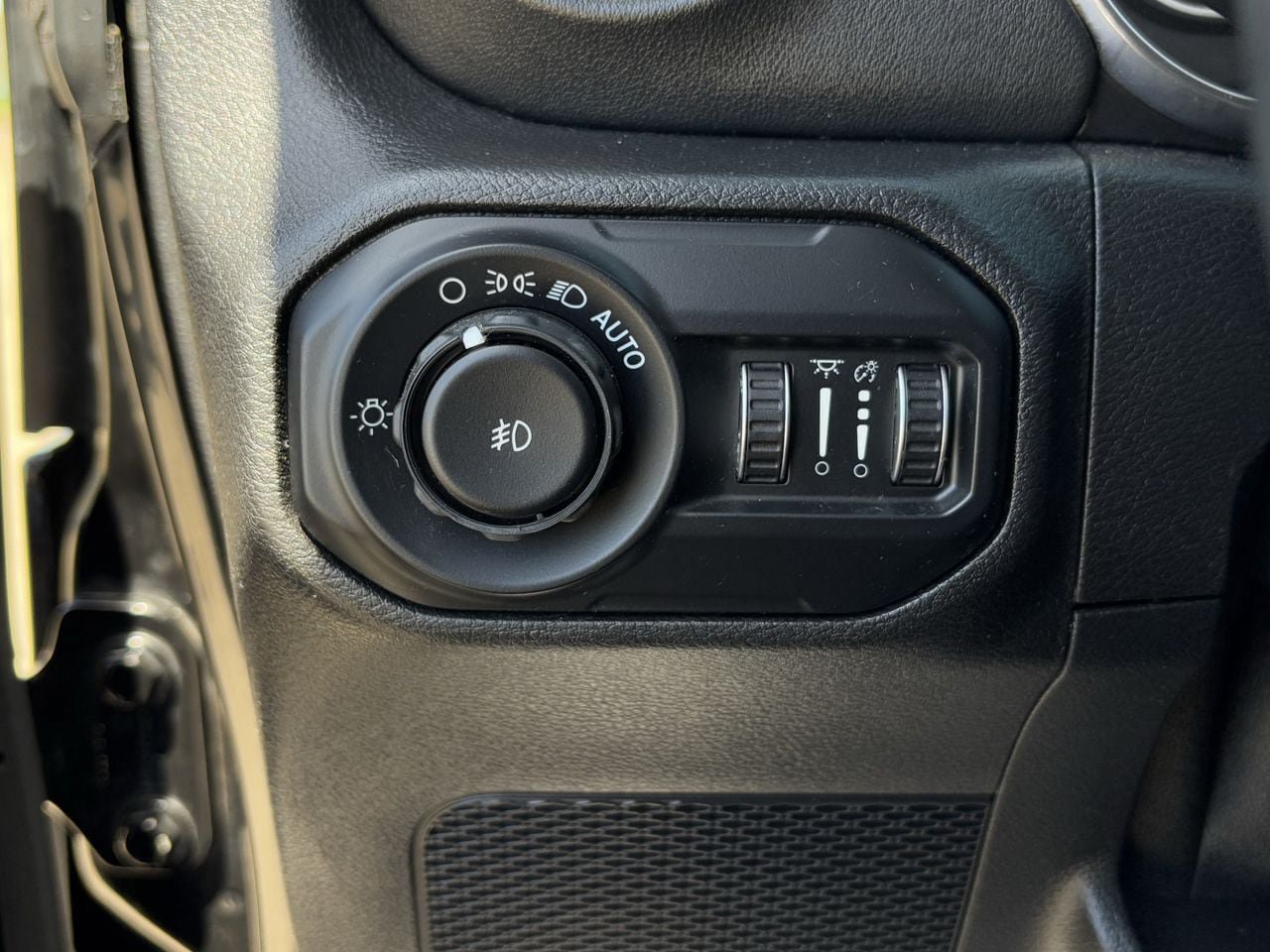 Used 2018 Jeep Wrangler Unlimited Sahara w/ Uconnect 4C Nav & Sound Group AWD/4WD image 25