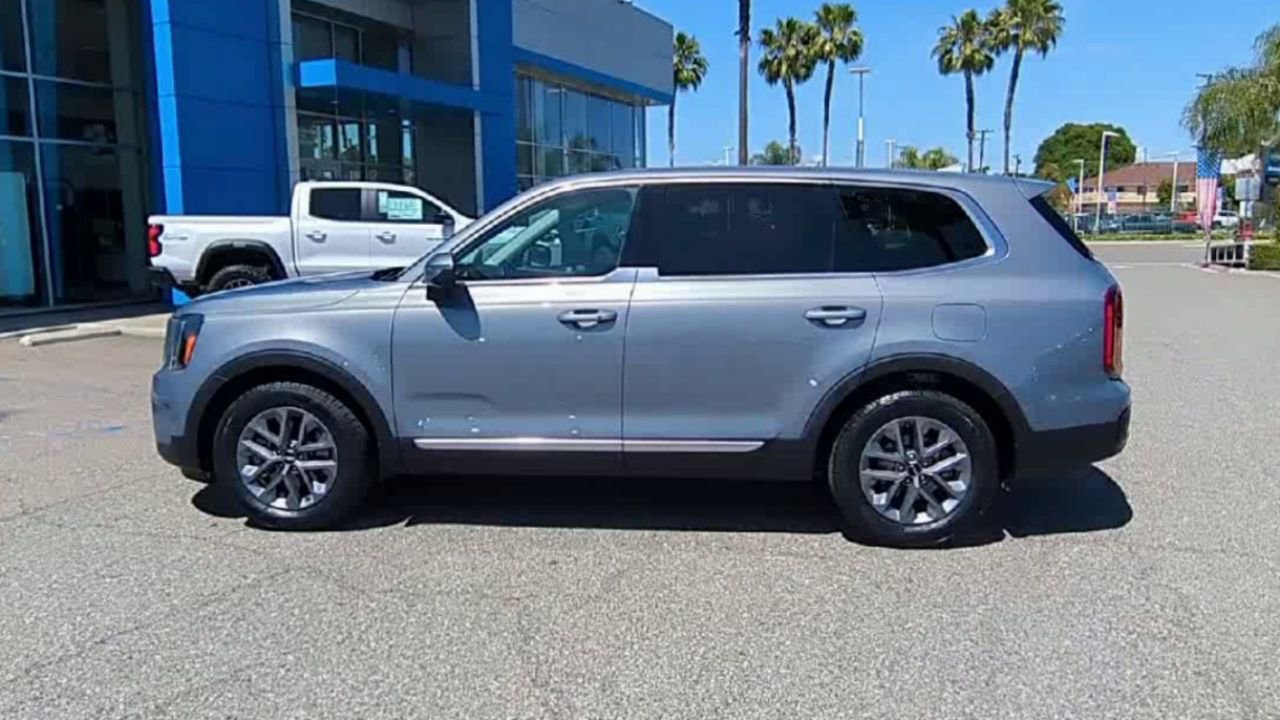 Used 2024 Kia Telluride LX FWD image 5