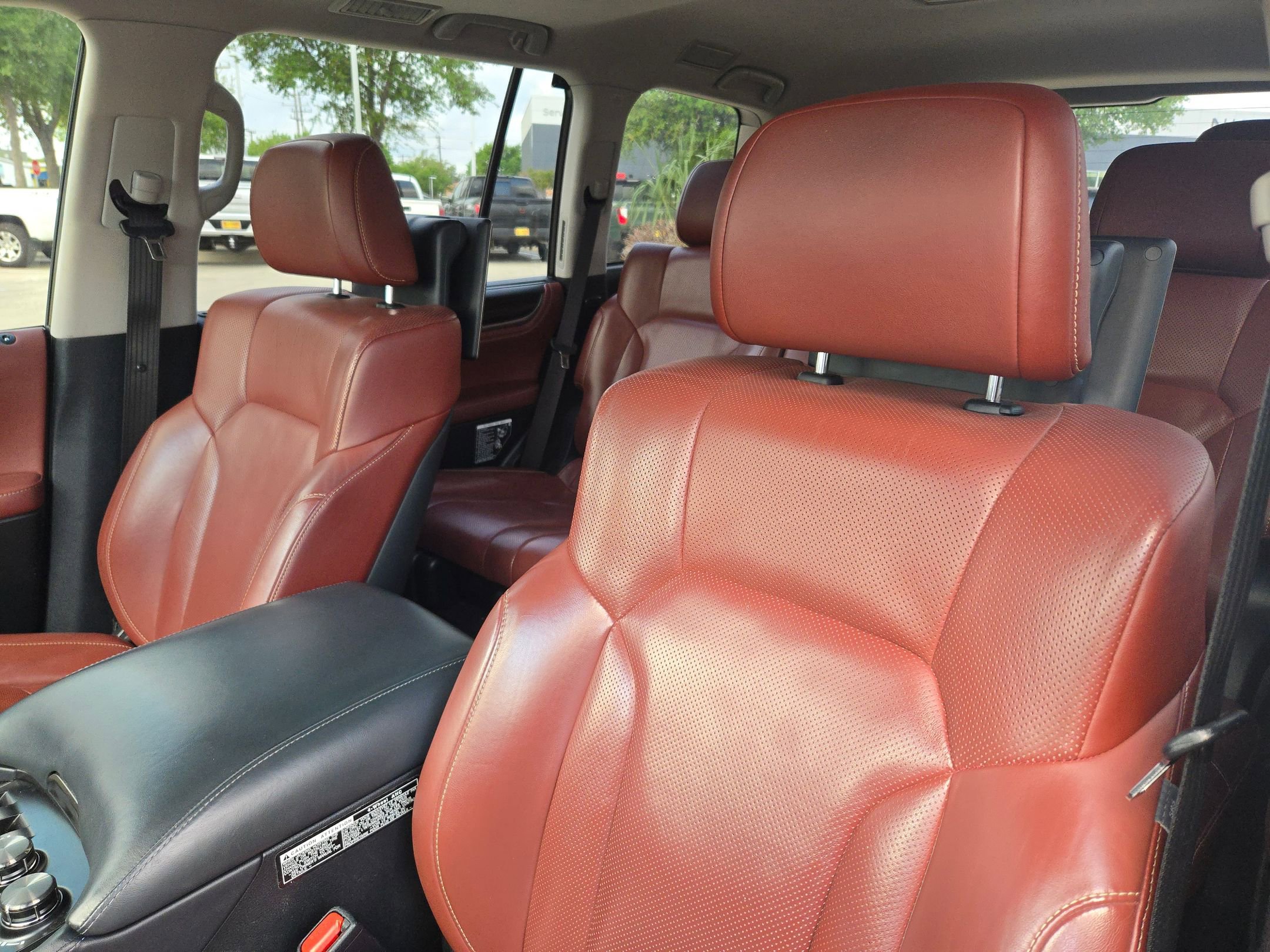 Used 2016 Lexus LX 570 4WD w/ Luxury Package image 9