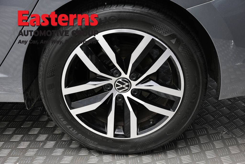 Used 2025 Volkswagen Jetta SE FWD image 9