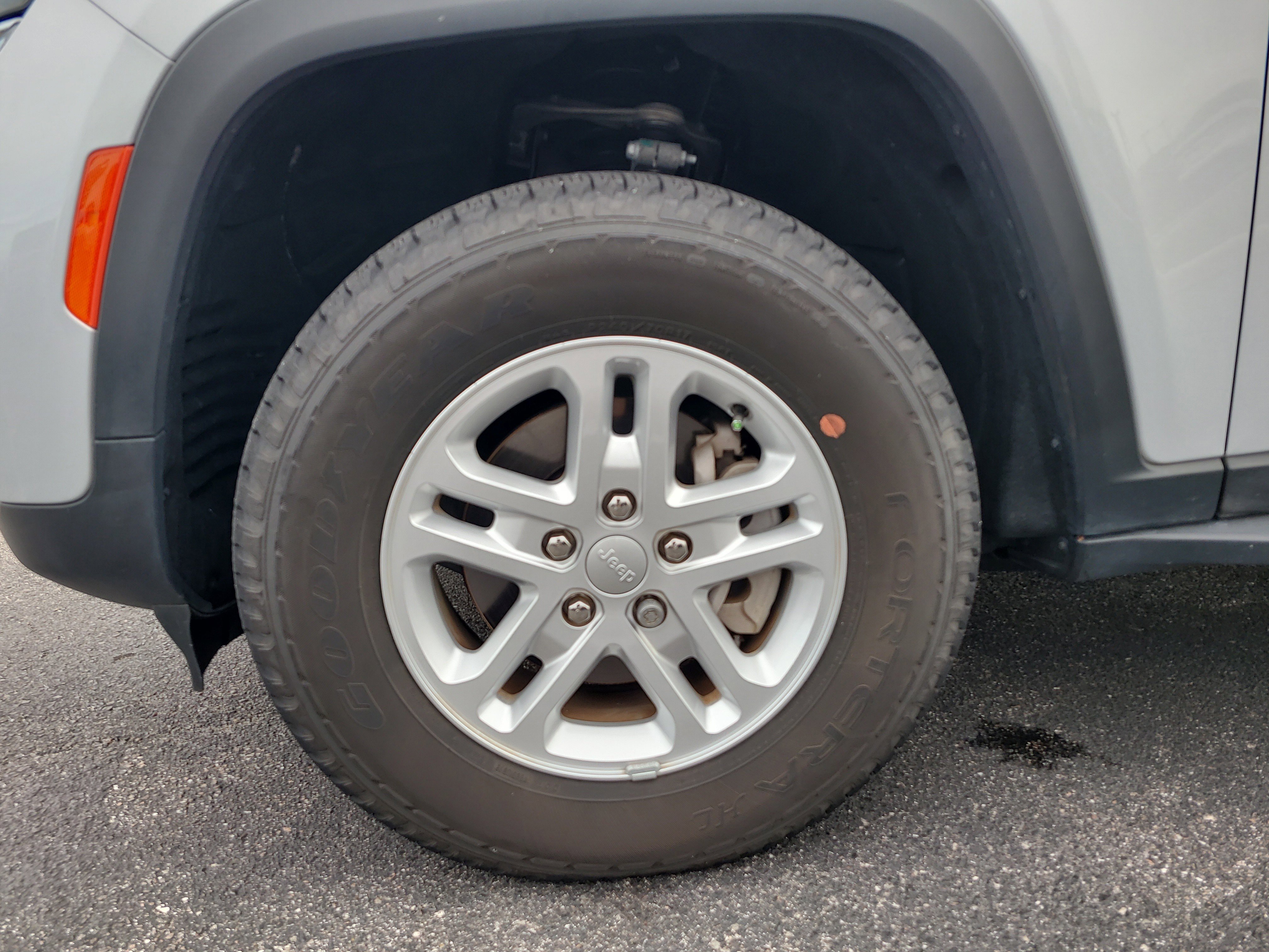 Used 2024 Jeep Grand Cherokee Laredo image 9