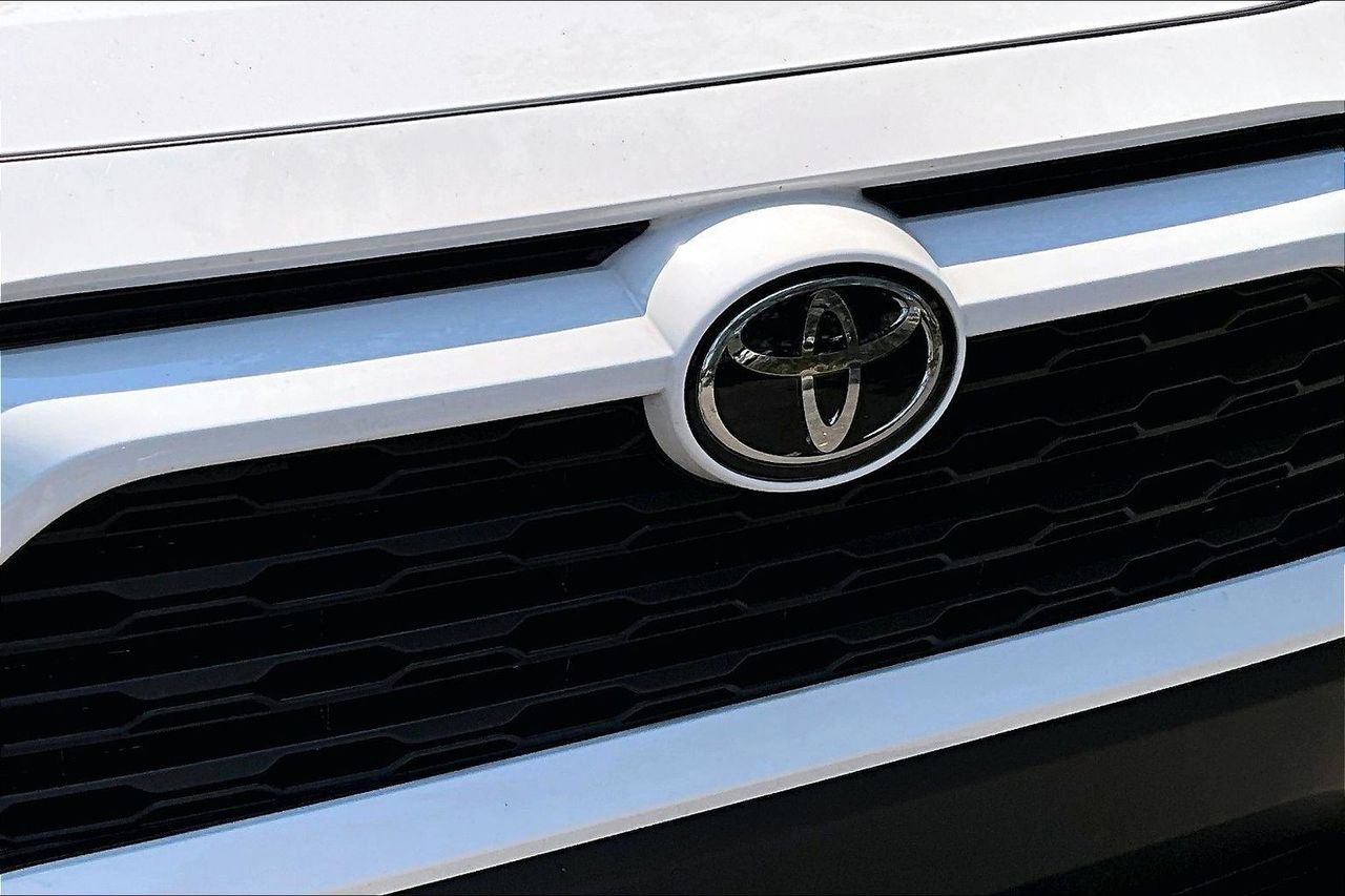 Used 2025 Toyota RAV4 XLE w/ Convenience Package image 34