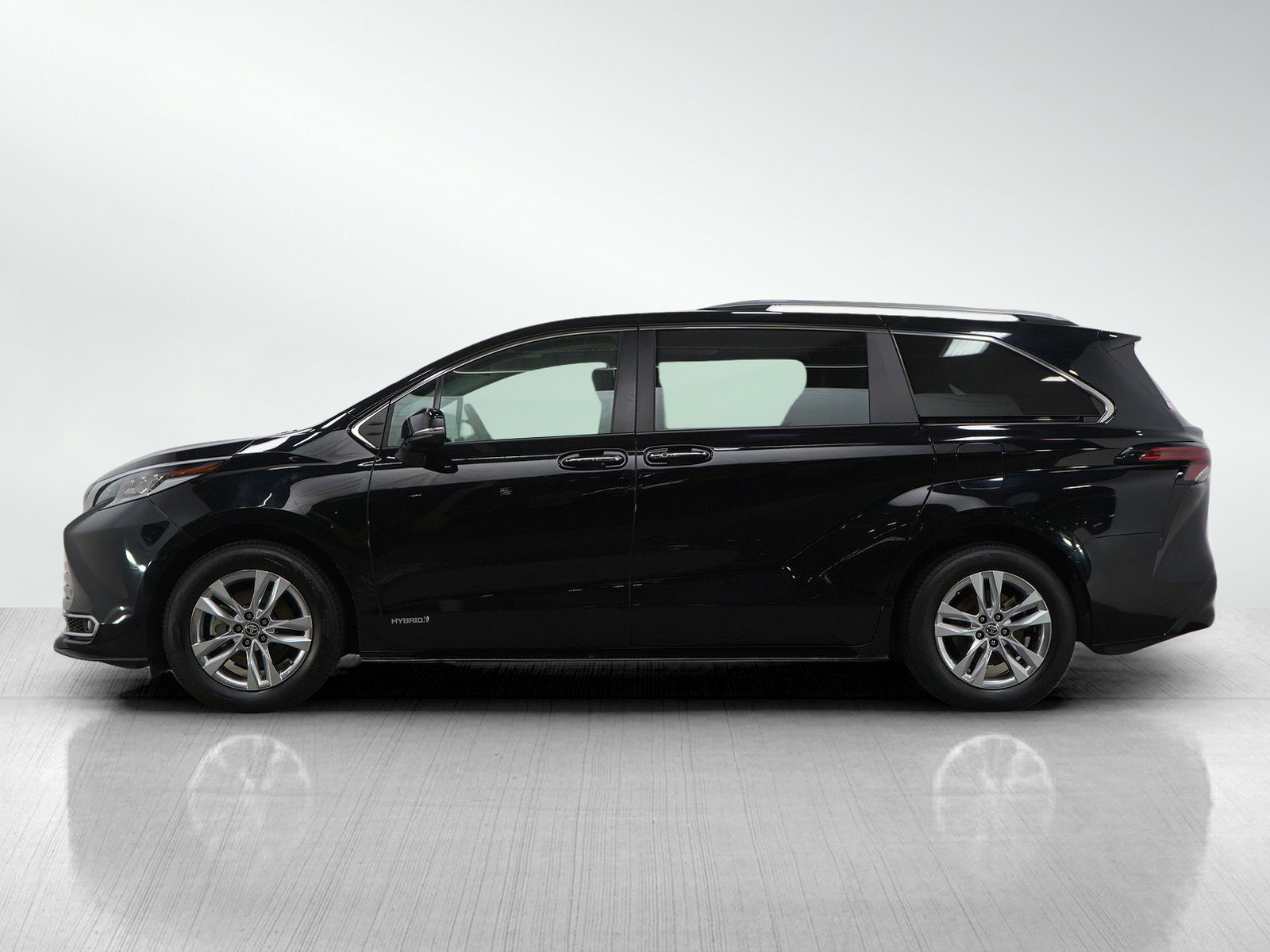 Used 2021 Toyota Sienna Limited image 2