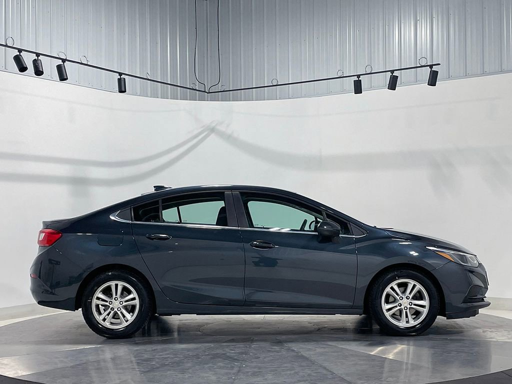 Used 2018 Chevrolet Cruze LT w/ Convenience Package FWD image 10