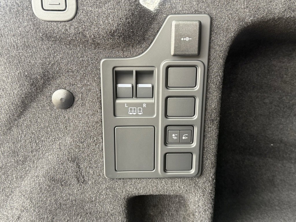 New 2025 Land Rover Discovery Dynamic SE image 39