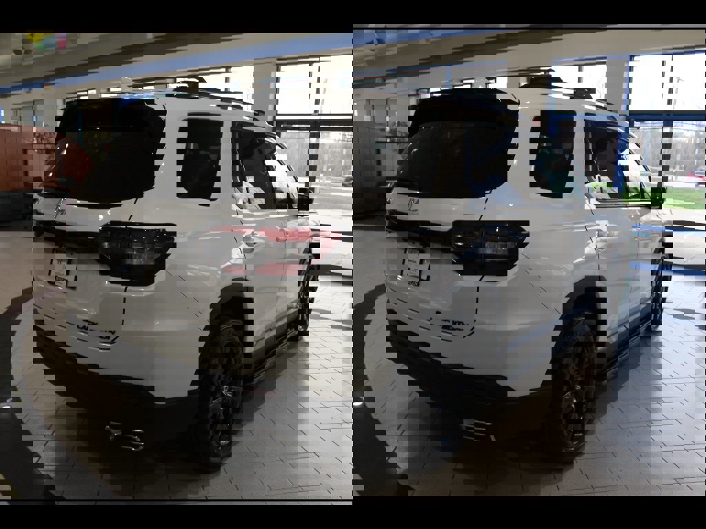 Certified 2025 Honda Pilot Black Edition image 5