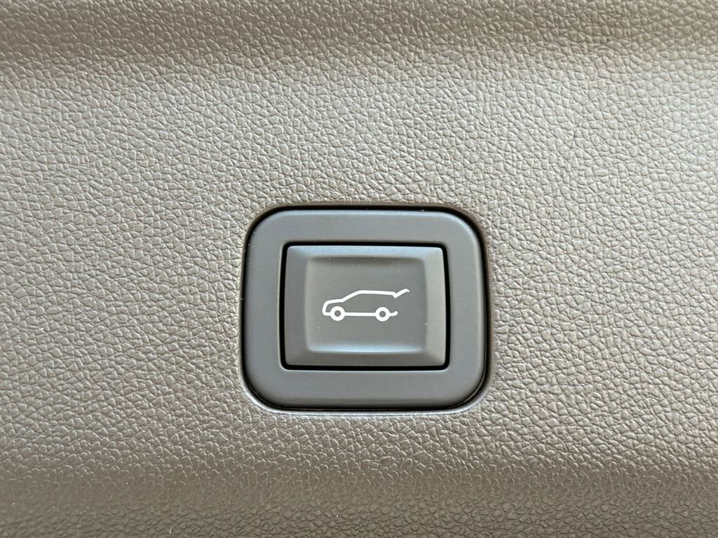 Used 2024 Chevrolet Tahoe Z71 w/ Luxury Package AWD/4WD image 11