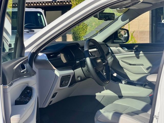 Used 2022 Jeep Grand Cherokee Overland w/ Advanced Protech Group III image 2