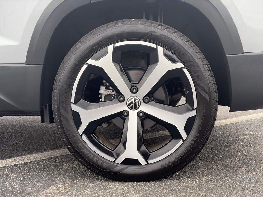 Certified 2025 Volkswagen Taos SEL AWD/4WD image 9