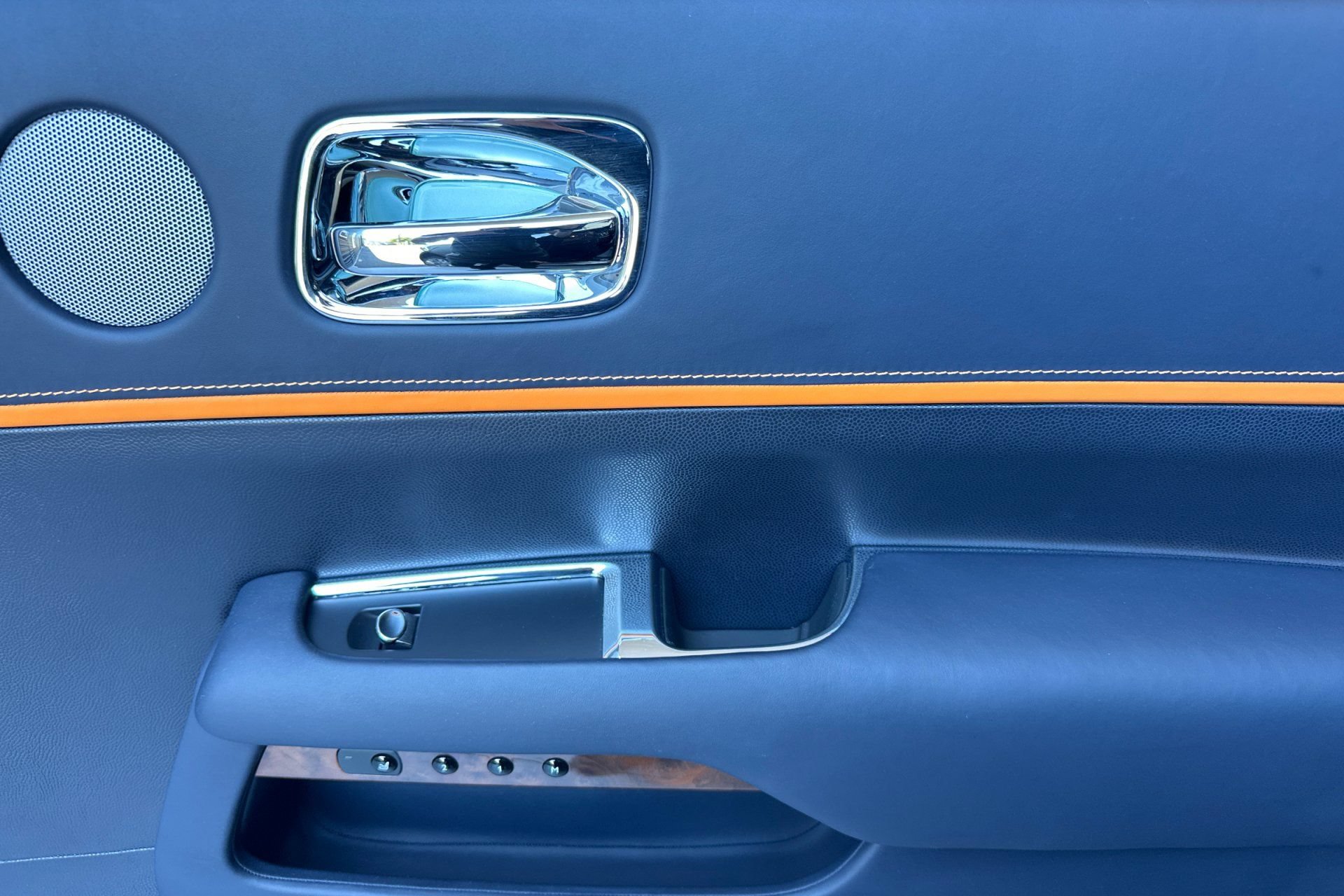 Used 2019 Rolls-Royce Dawn RWD image 20