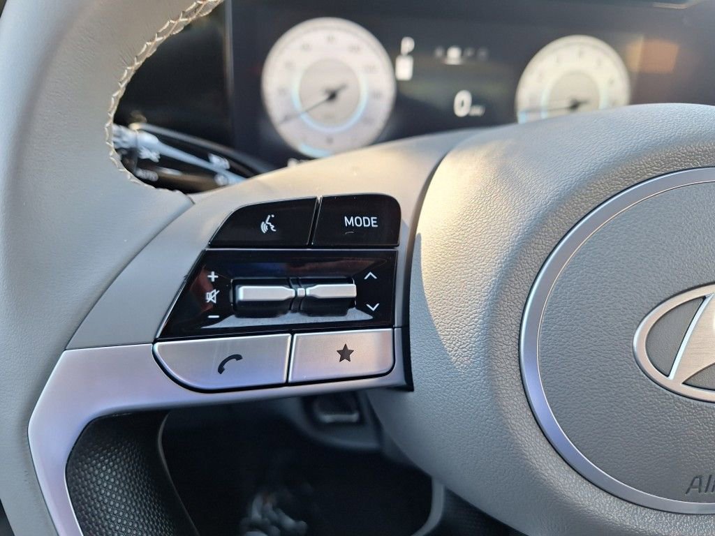 Used 2024 Hyundai Elantra SEL w/ Convenience Package image 16