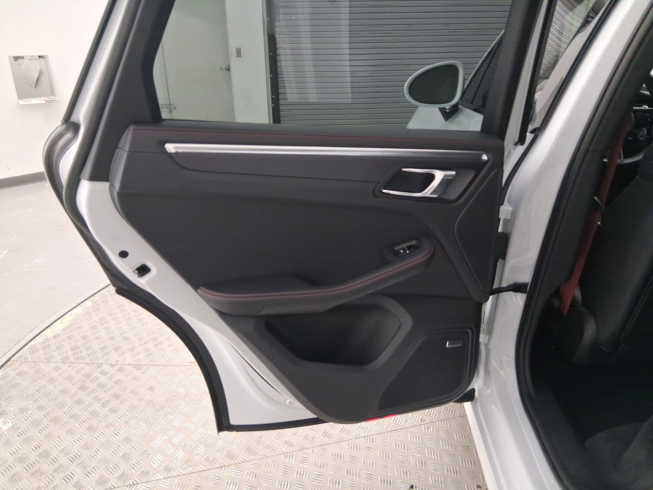 Certified 2025 Porsche Macan GTS image 33