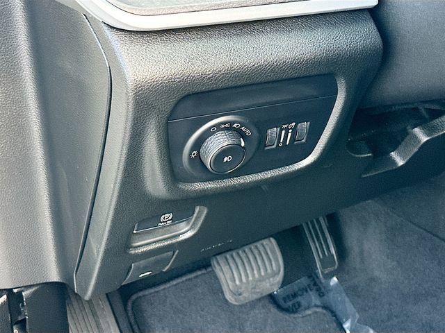 Used 2024 Jeep Grand Cherokee Limited w/ Black Appearance Package AWD/4WD image 10