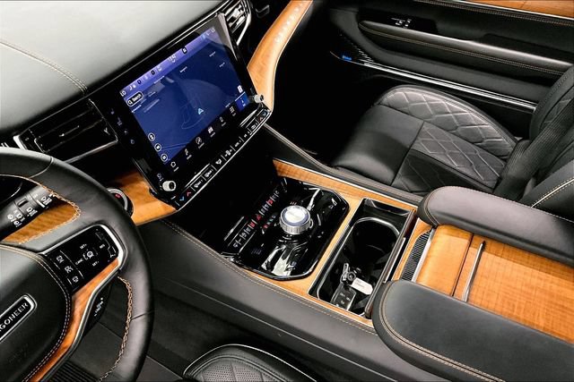 Used 2025 Jeep Grand Wagoneer L Series III w/ Rear-Seat Entertainment Group AWD/4WD image 16