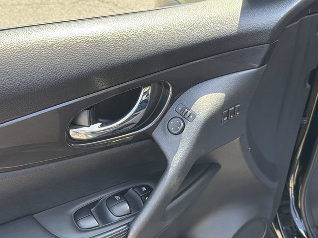 Certified 2018 Nissan Rogue SV w/ Sun & Sound Touring Package AWD/4WD image 16