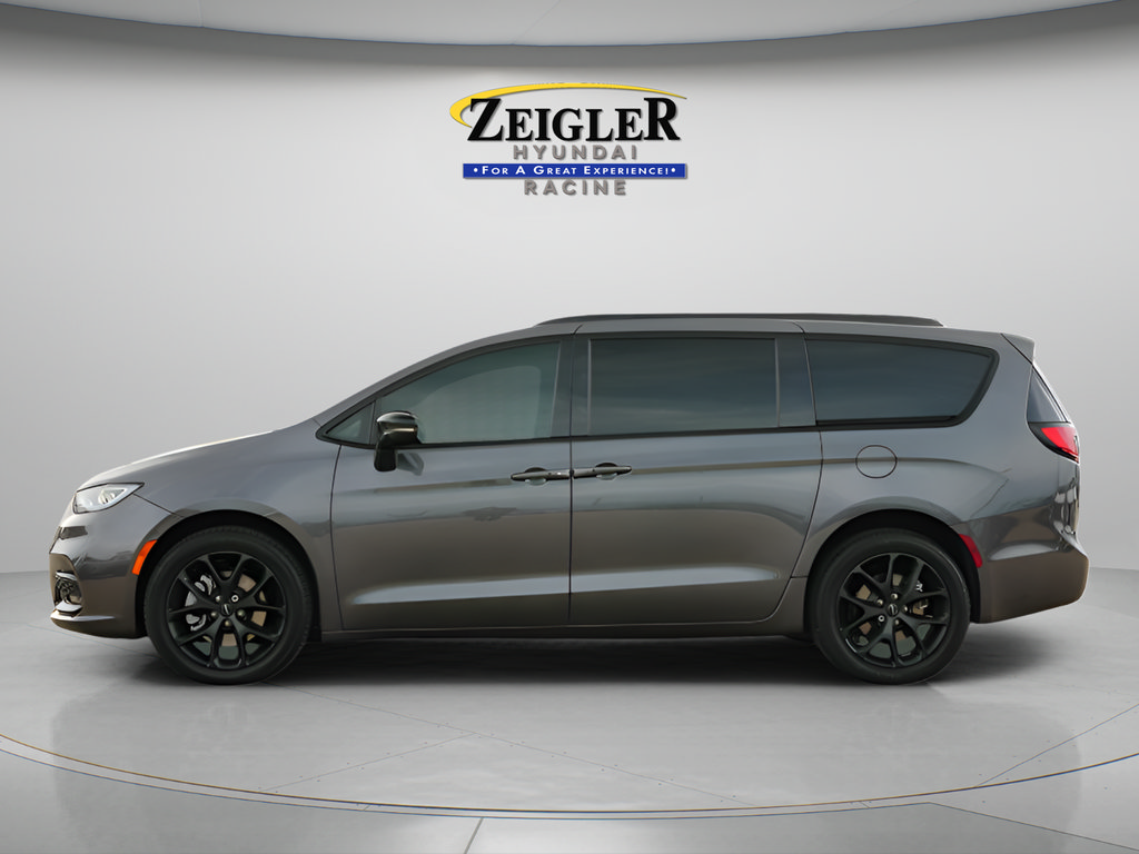 Used 2023 Chrysler Pacifica Limited w/ S Appearance Package AWD/4WD image 4