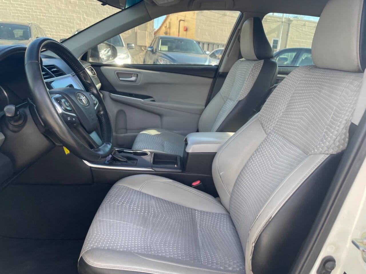 Used 2015 Toyota Camry SE FWD image 8