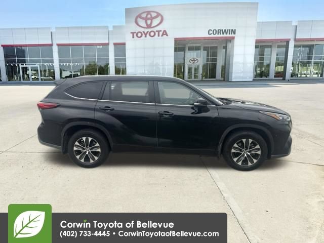 Used 2020 Toyota Highlander XLE AWD/4WD image 4