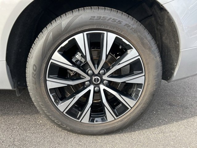 Certified 2025 Volvo XC60 B5 Plus image 8