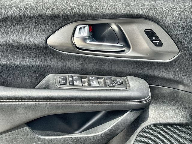 Used 2025 Chrysler Pacifica Select FWD image 13