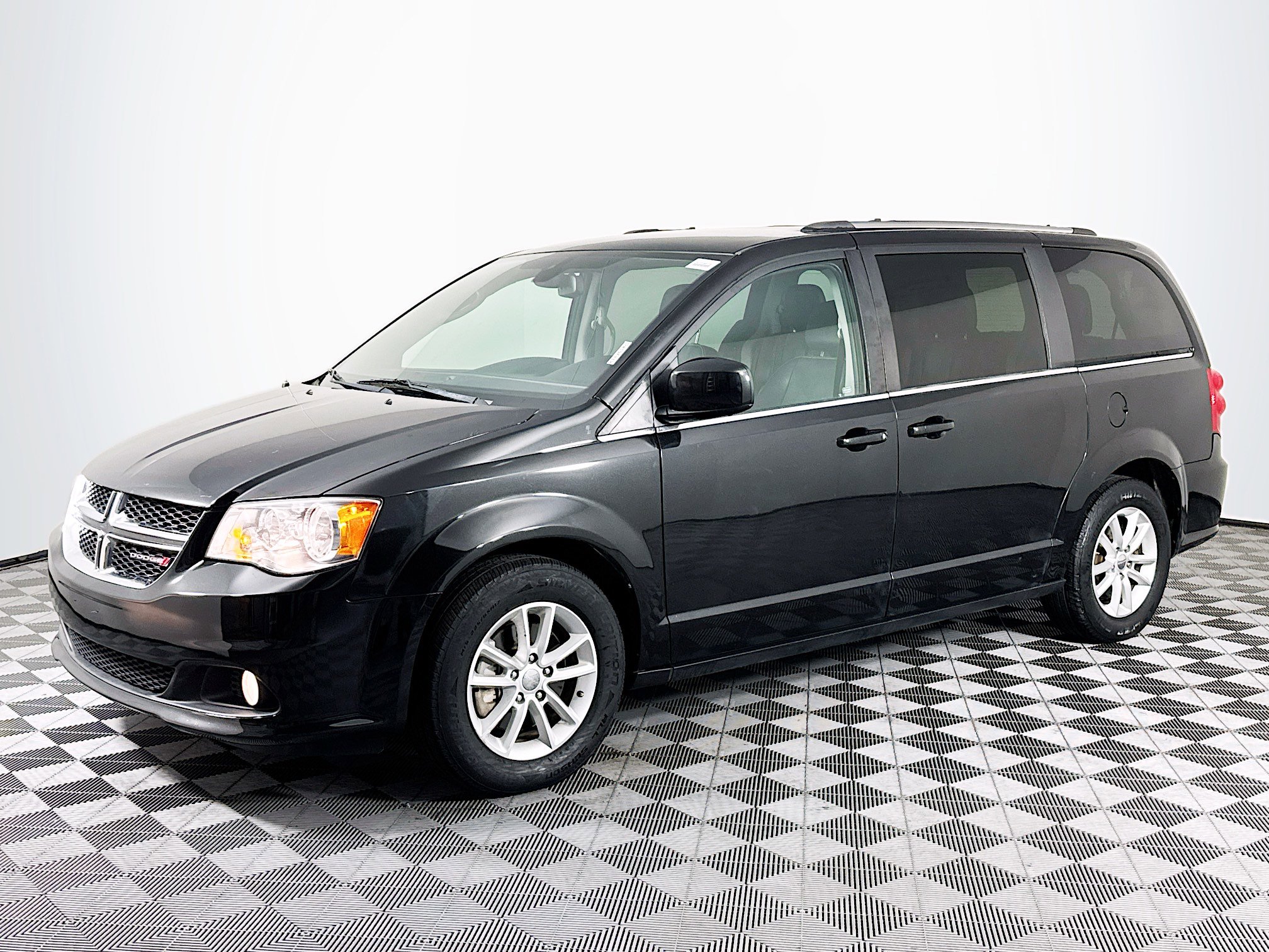Used 2019 Dodge Grand Caravan SXT image 4
