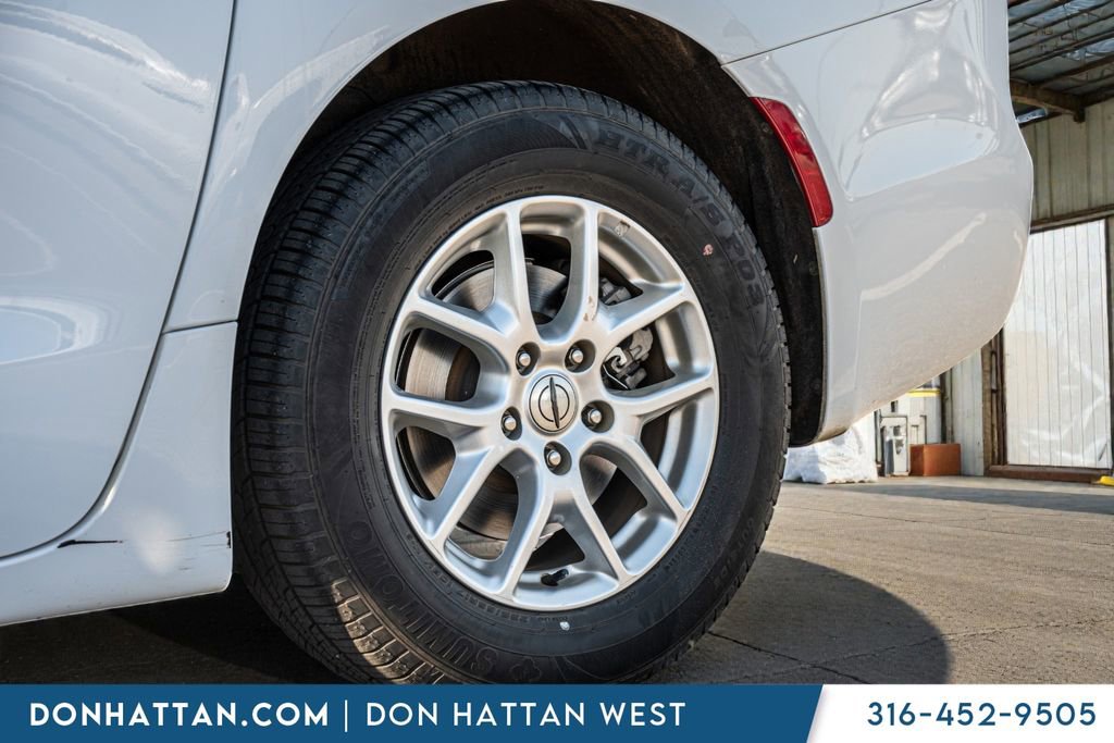 Used 2022 Chrysler Pacifica Touring-L image 40
