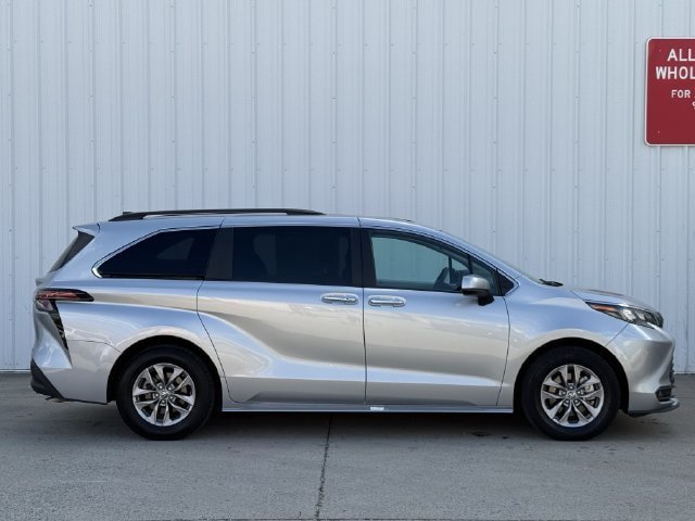 Used 2025 Toyota Sienna XLE FWD image 3