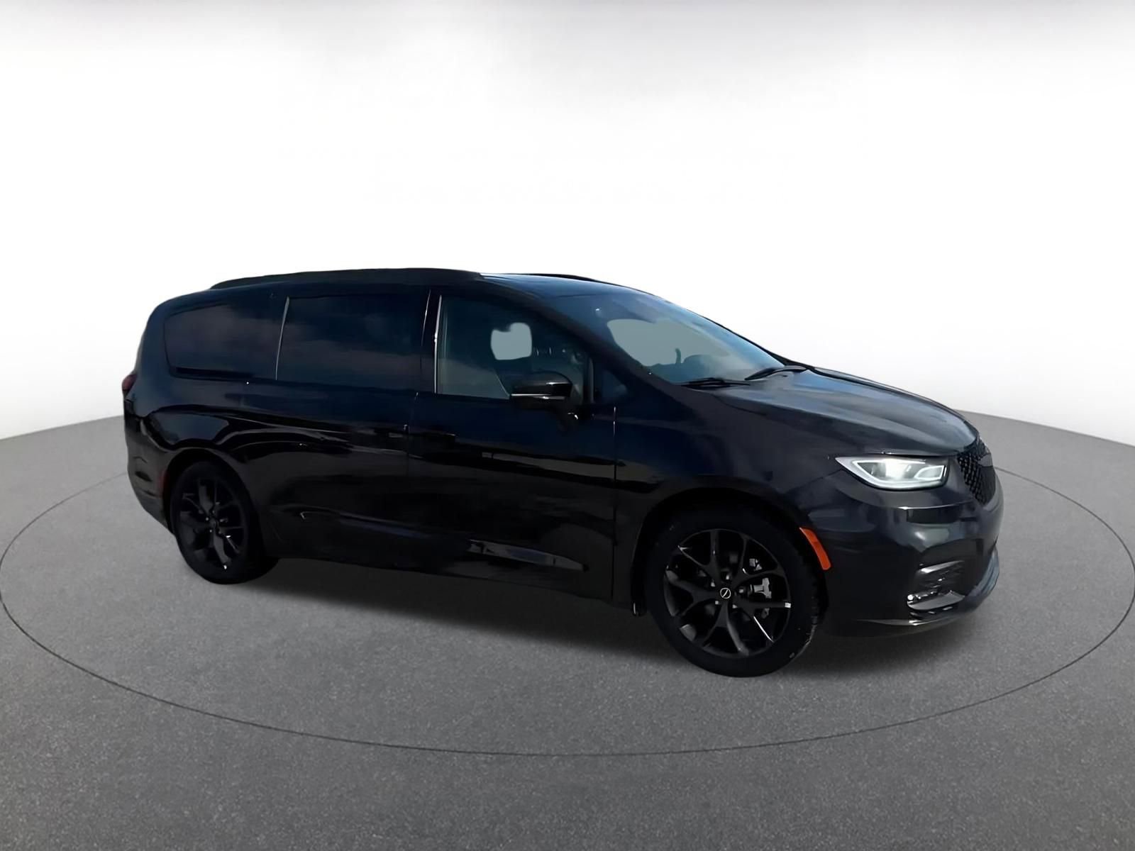 Used 2025 Chrysler Pacifica Limited image 2