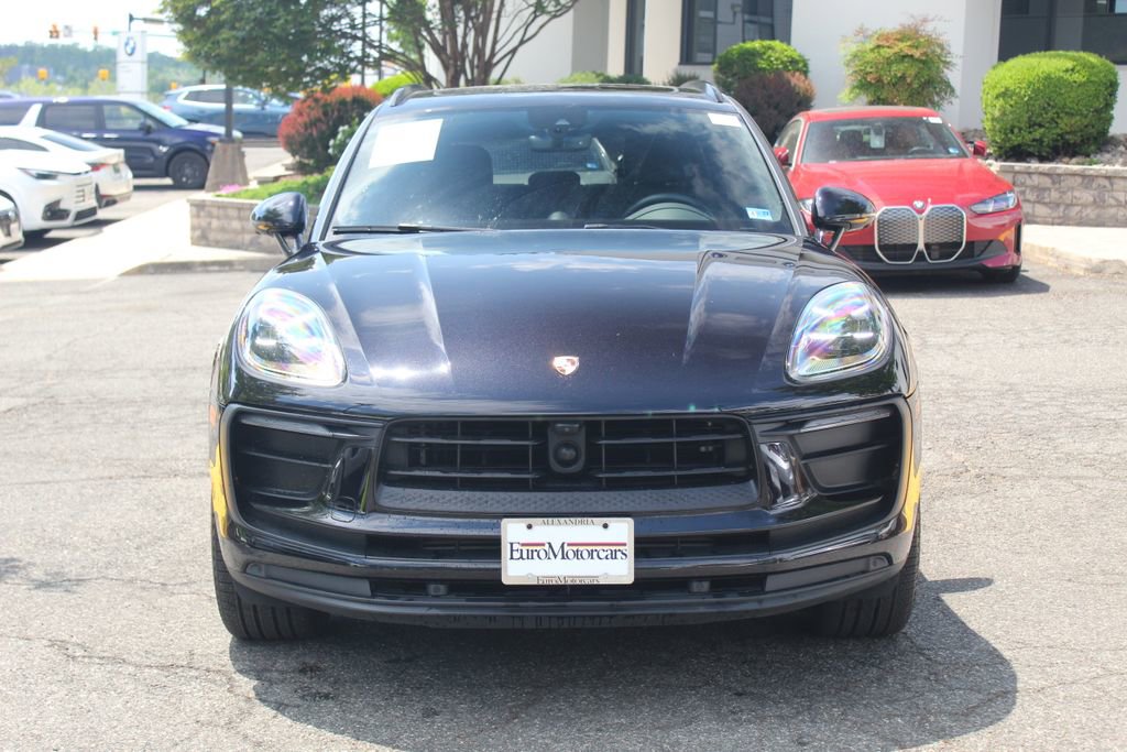 Used 2022 Porsche Macan AWD/4WD image 2