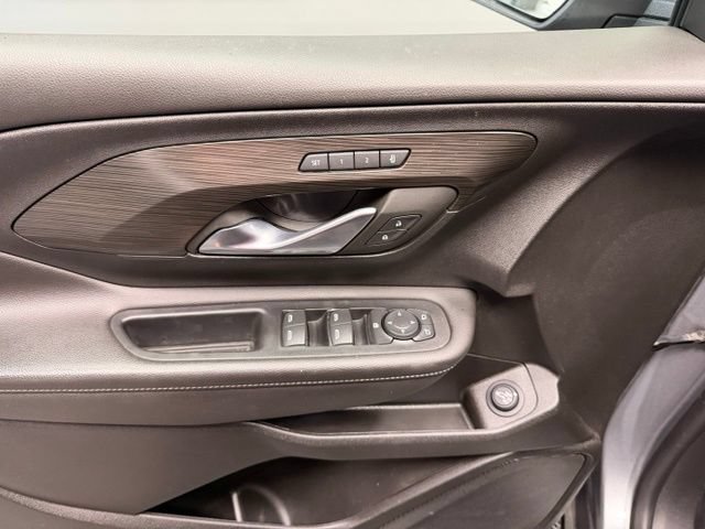 Used 2023 GMC Terrain SLT AWD/4WD image 15
