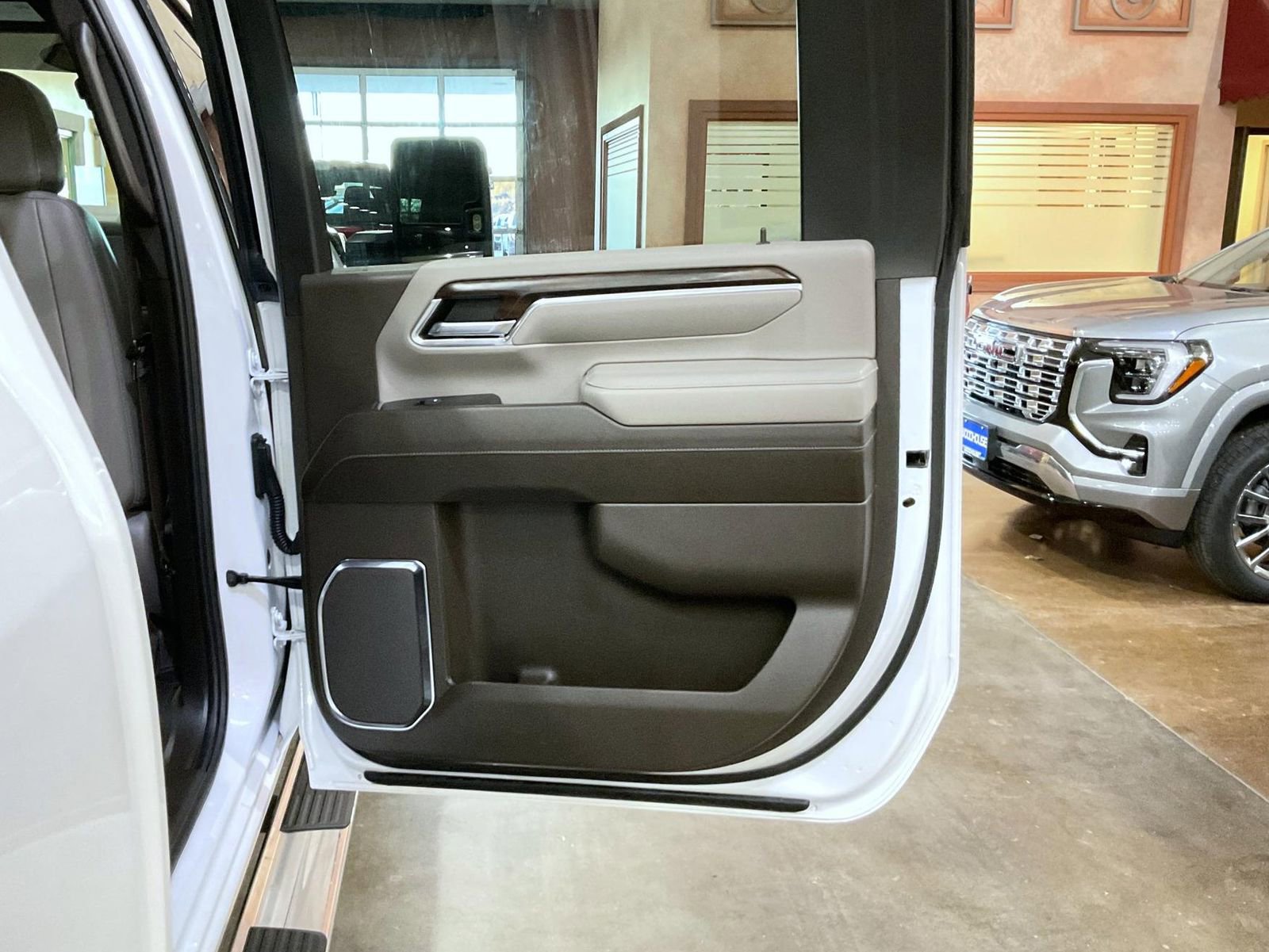 Used 2024 GMC Sierra 2500 SLT w/ SLT Premium Package image 17