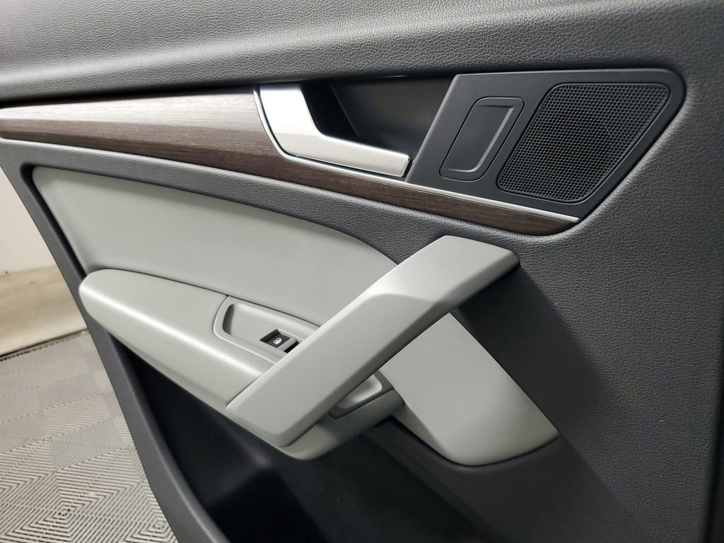 Used 2024 Audi Q5 2.0T Premium w/ Convenience Package image 18