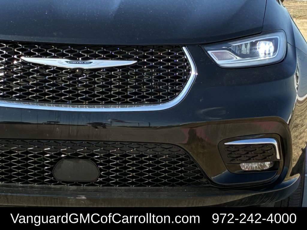 Used 2025 Chrysler Pacifica Select image 10