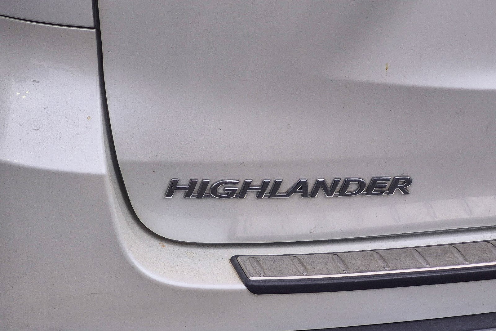 Used 2019 Toyota Highlander LE w/ Carpet Mat Package (TMS) image 13