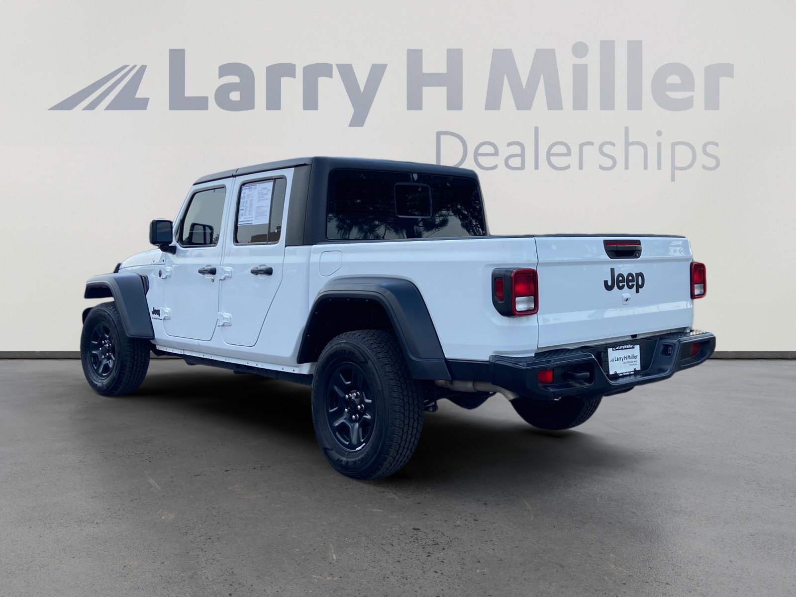 Used 2023 Jeep Gladiator Sport image 3