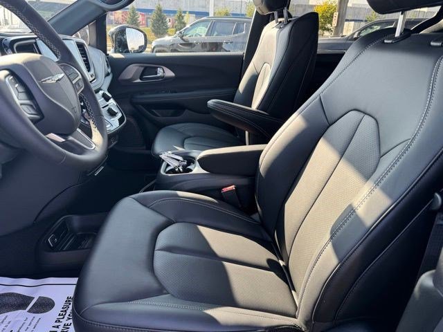 New 2026 Chrysler Pacifica Select image 7