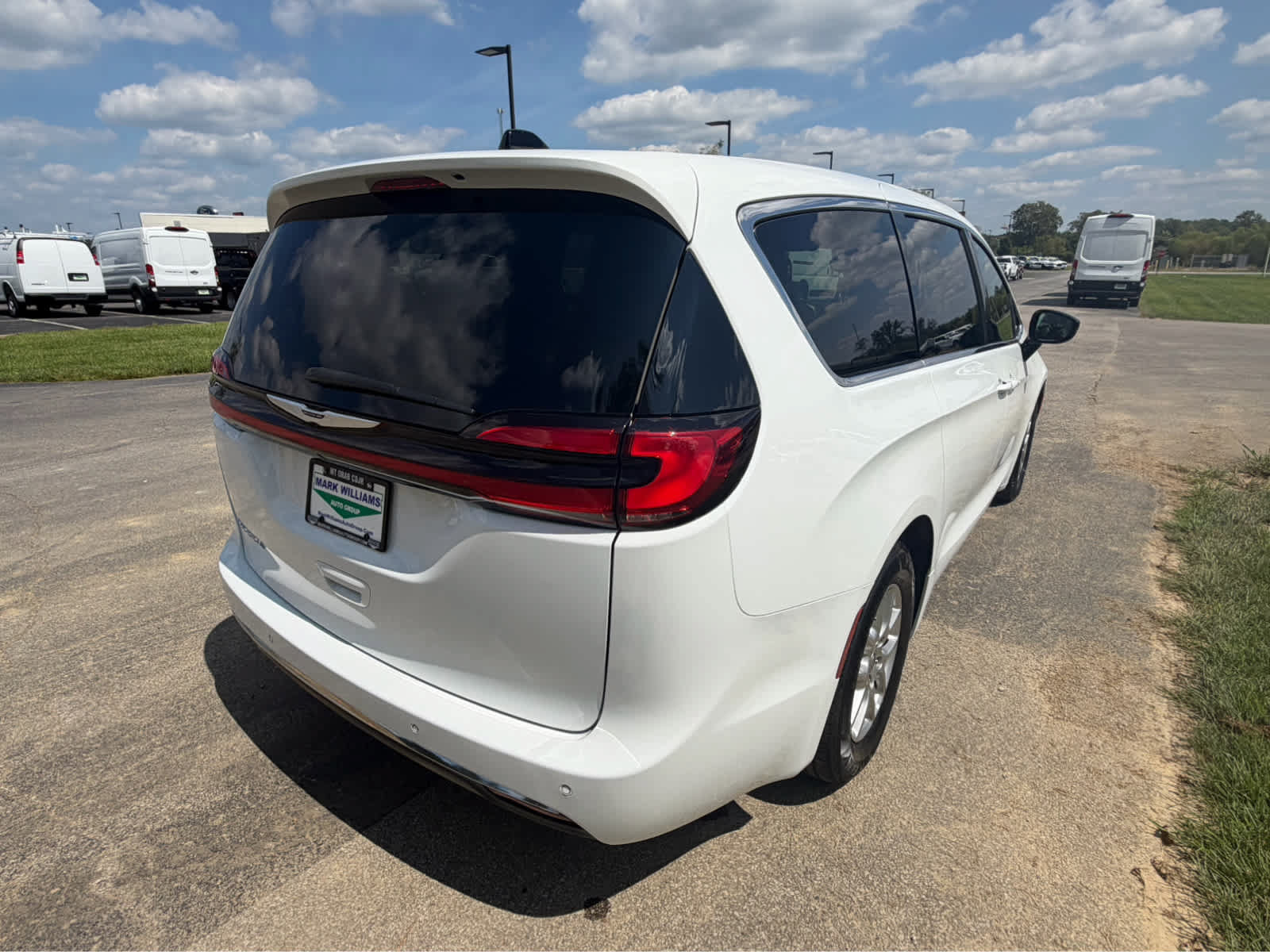 Used 2025 Chrysler Pacifica Select FWD image 5