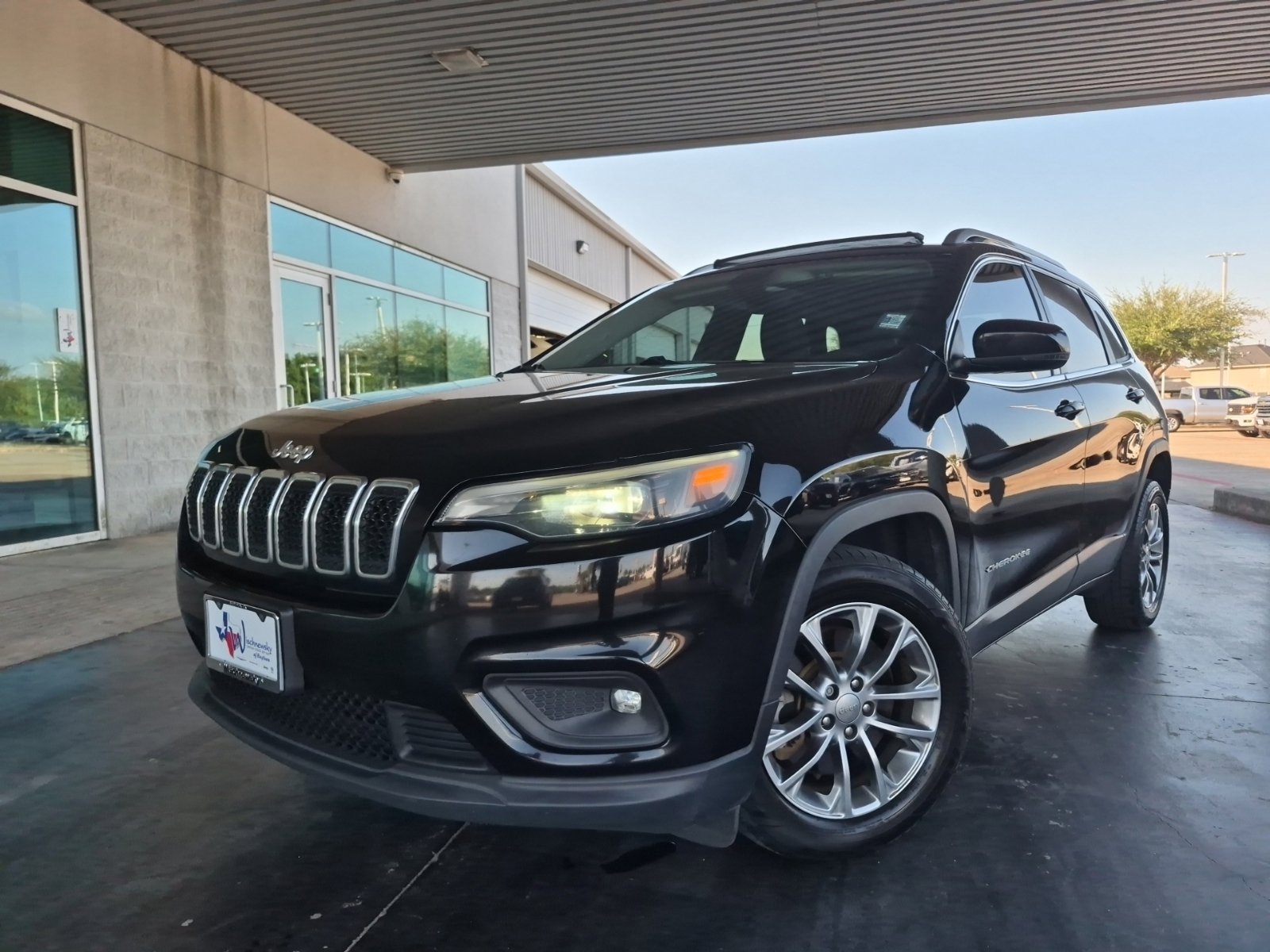Used 2019 Jeep Cherokee Latitude Plus w/ Comfort/Convenience Group FWD image 1