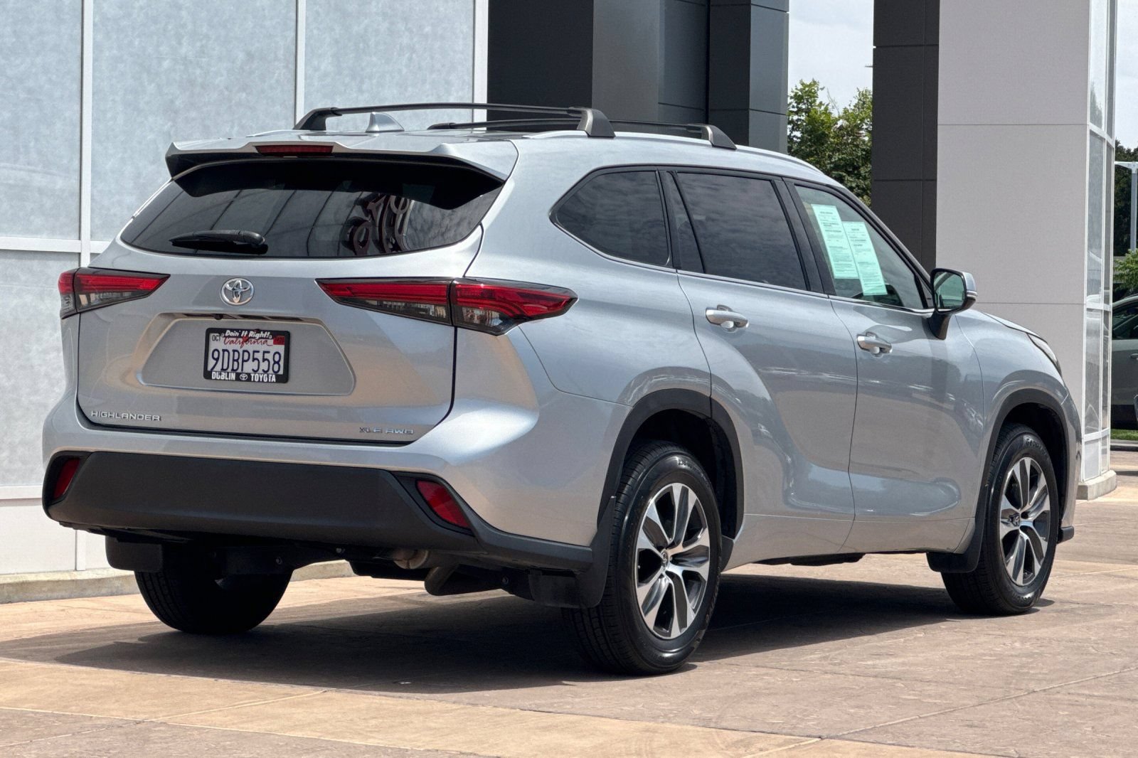 Used 2022 Toyota Highlander XLE AWD/4WD image 4