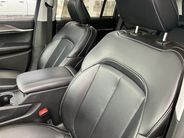 Used 2023 Jeep Grand Cherokee Limited w/ Luxury Tech Group II AWD/4WD image 9