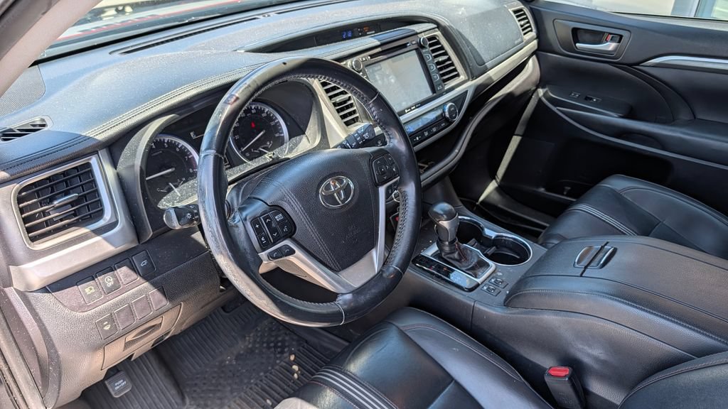 Used 2019 Toyota Highlander SE AWD/4WD image 2