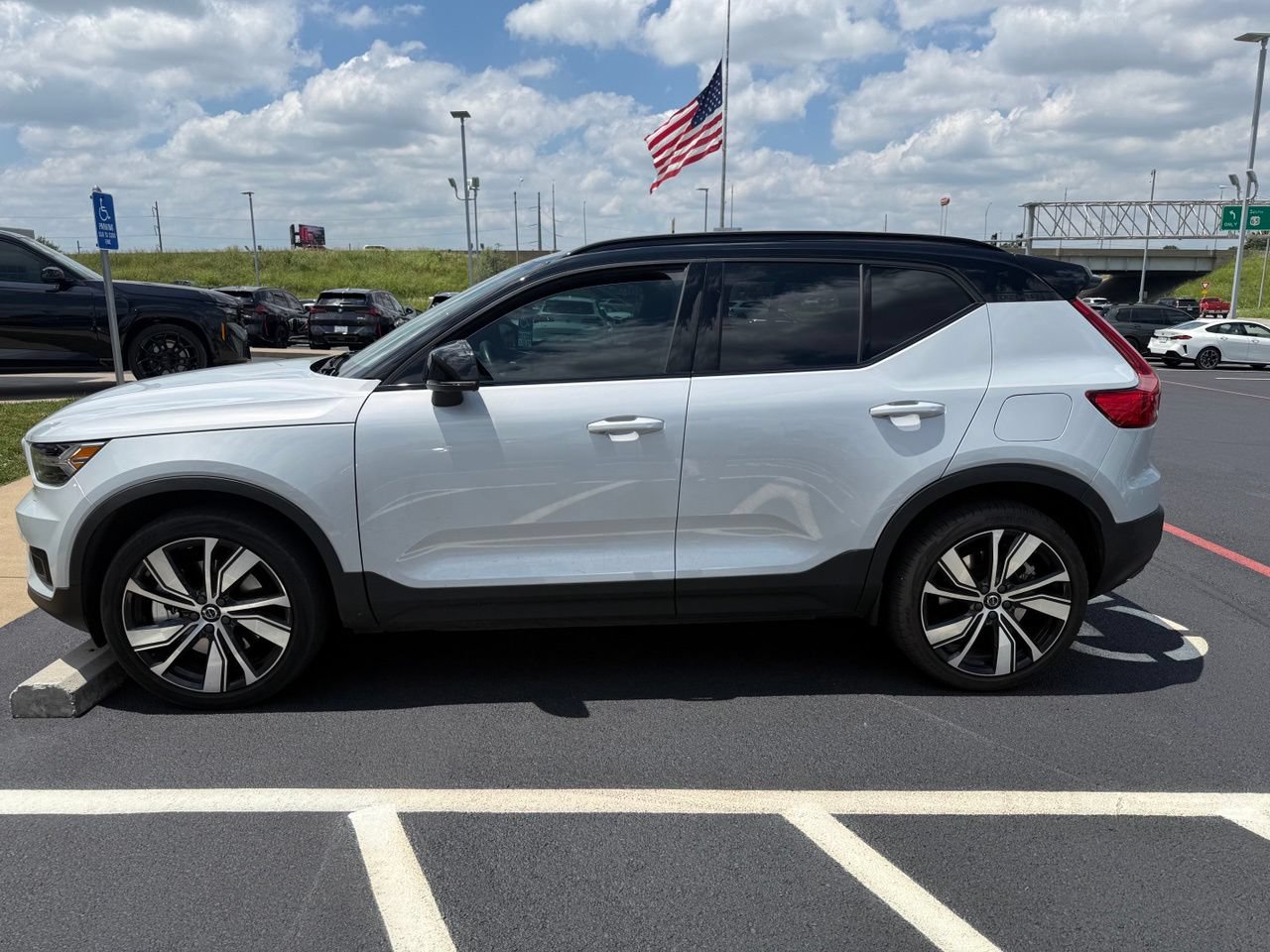 Used 2021 Volvo XC40 P8 Recharge w/ Advanced Package AWD/4WD image 7
