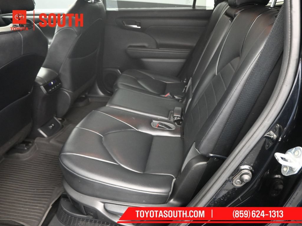 Used 2020 Toyota Highlander XLE AWD/4WD image 11