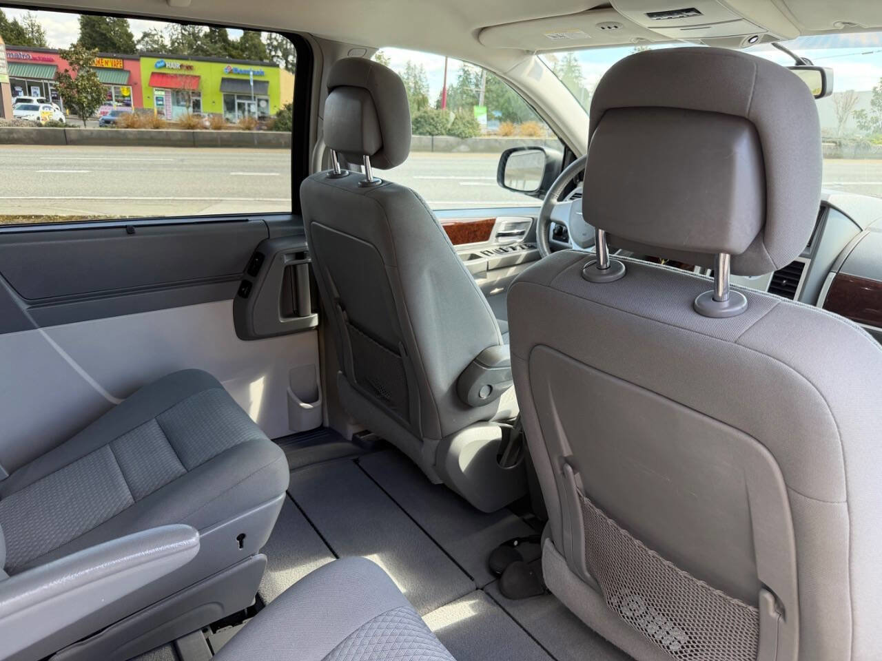 Used 2010 Chrysler Town & Country Touring w/ Entertainment Group #2 image 20