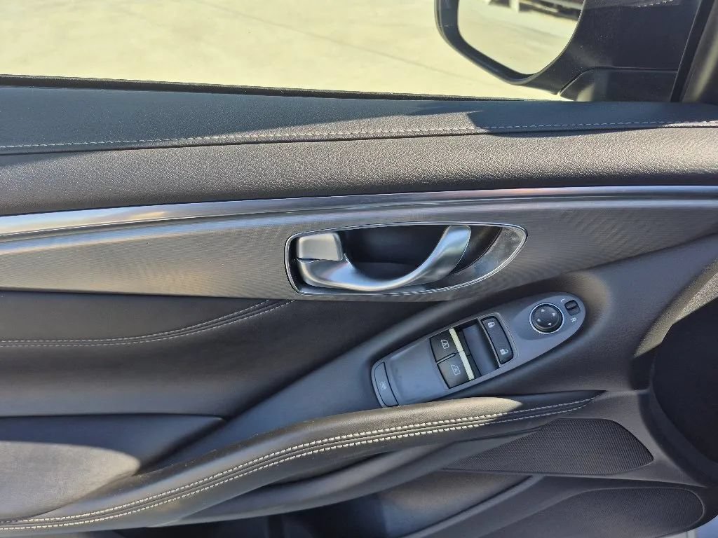 Used 2017 INFINITI Q60 2.0t w/ Moonroof Package RWD image 13