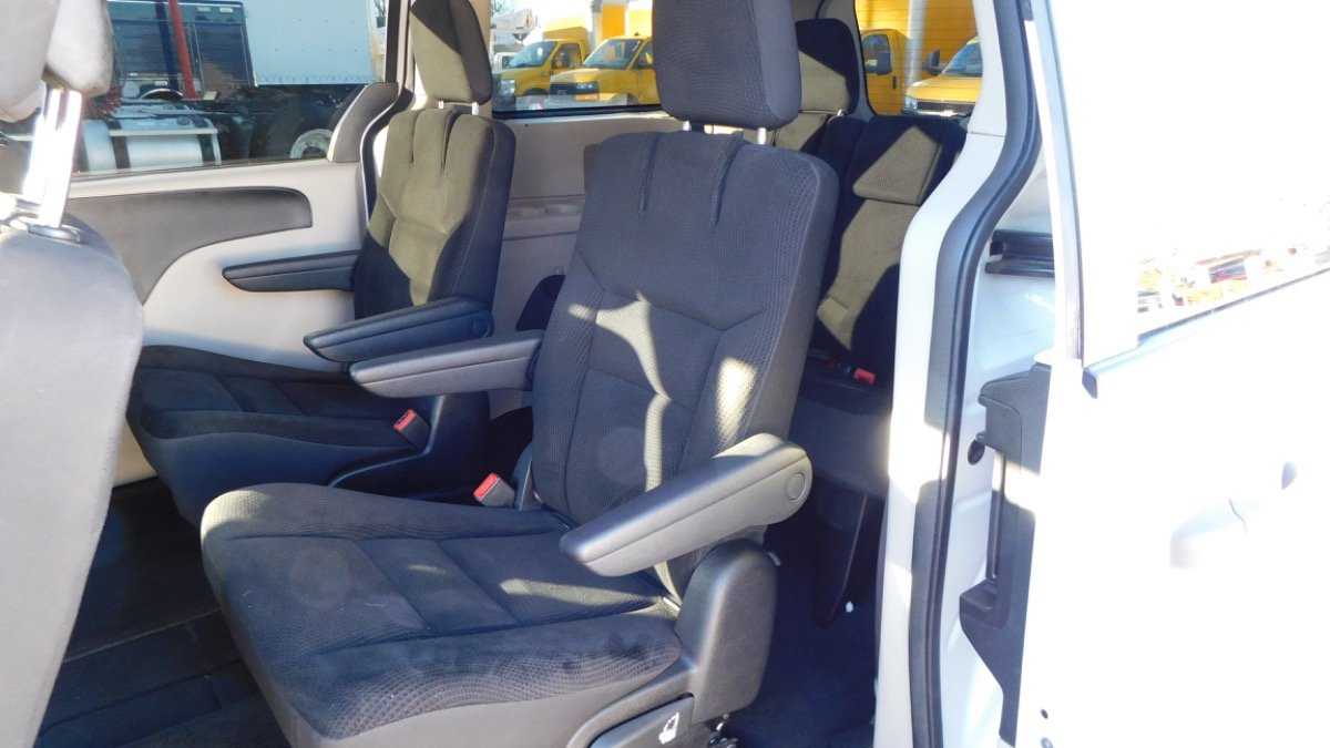 Used 2019 Dodge Grand Caravan SE w/ UConnect Hands-Free Group image 31