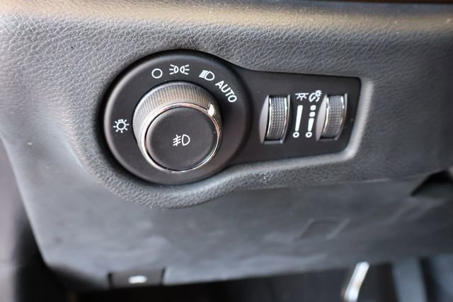 Used 2017 Chrysler Pacifica Limited image 26