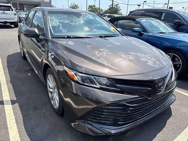 Used 2018 Toyota Camry LE FWD image 2